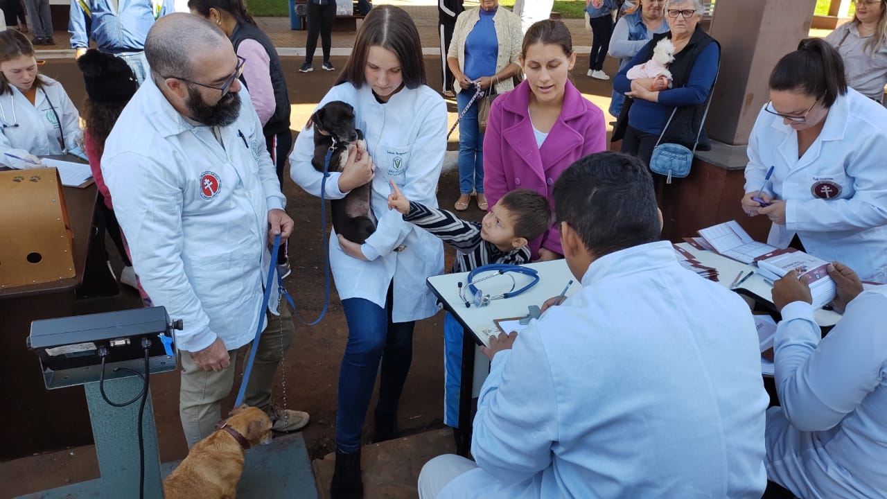 DIA DE CÃOPO REALIZA ATENDIMENTOS VETERINÁRIOS GRATUITOS
