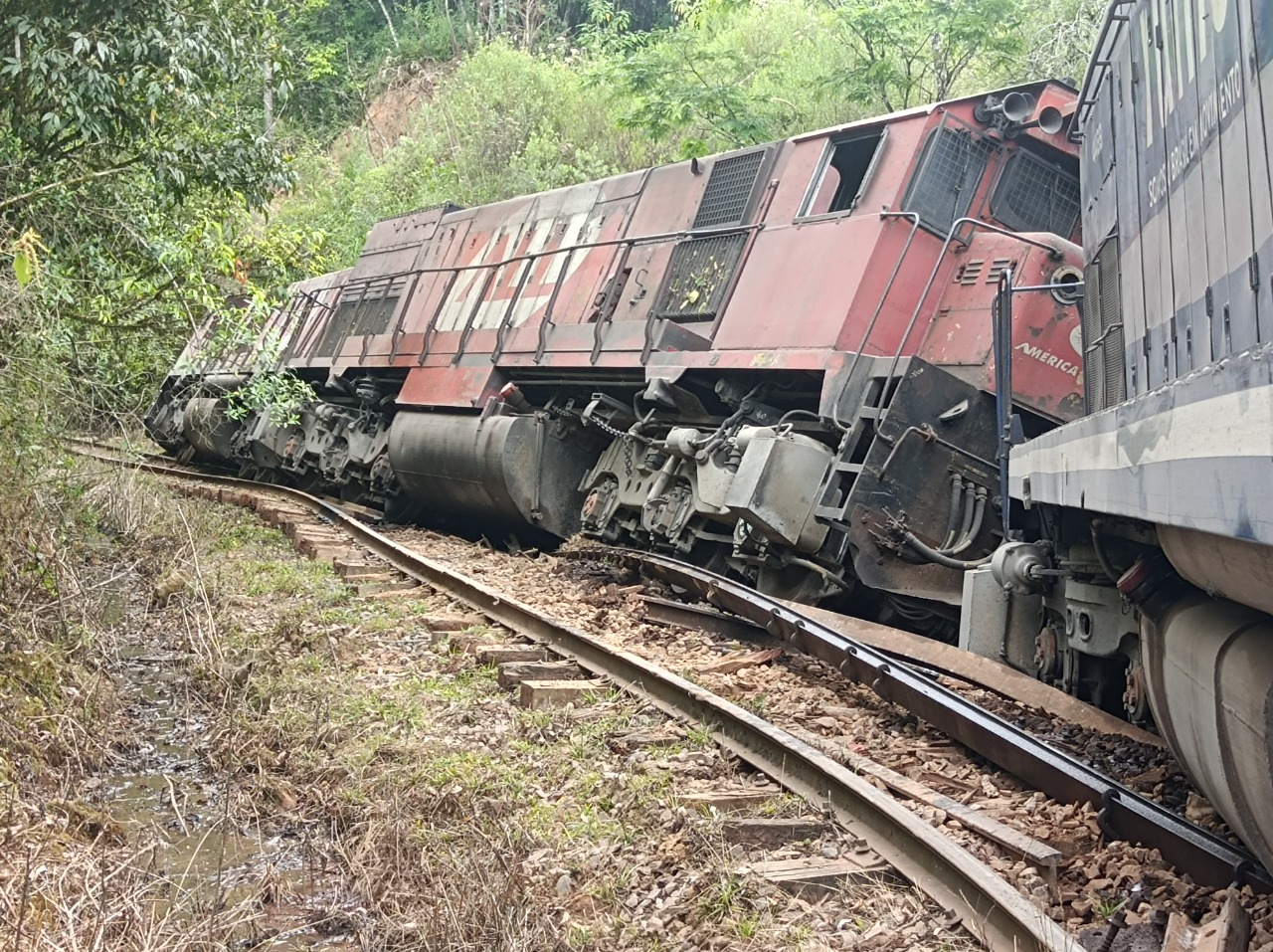 Trem com 45 vagões carregados de combustível descarrila na Ferrovia do Trigo em Guaporé