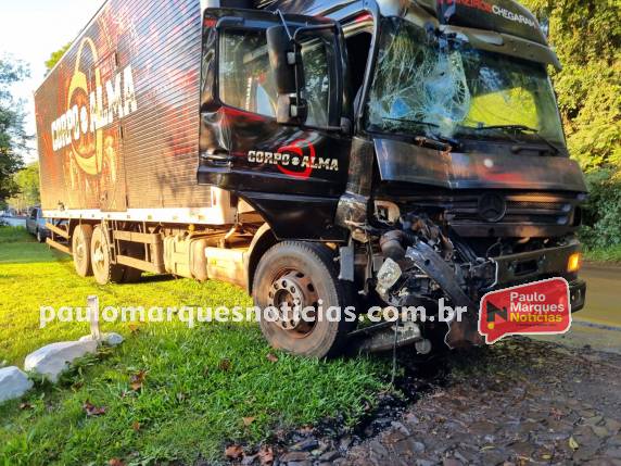 Acidente envolvendo caminhão da Banda Corpo e Alma deixa uma pessoa morta na ERS-342 em Três de Maio
