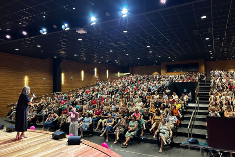 COM AUDITÓRIO LOTADO, CERILUZ CELEBRA O DIA INTERNACIONAL DA MULHER EM TARDE DE EMOÇÃO