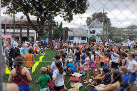 Alegria e aprendizado marcam o espetáculo "O Coelhinho que Não Sabia Esperar" na Praça de Augusto Pestana