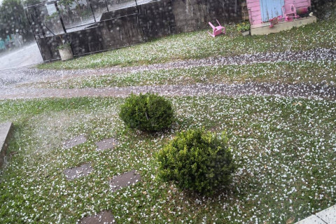Fortes tempestades com granizo causam danos em Erechim e região neste domingo (23)