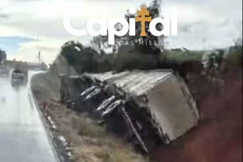 Caminhão tomba na BR-285 entre Ijuí e Entre-Ijuís nesta quinta-feira (29)