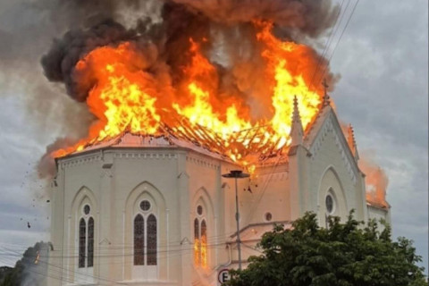 Incêndio atinge Igreja Matriz de Flores da Cunha
