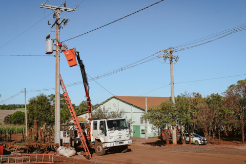 EQUIPES FINALIZAM OBRA DE TRANSFORMAÇÃO DE REDE MONOFÁSICA PARA TRIFÁSICA EM BOM PRINCÍPIO, AUGUSTO PESTANA