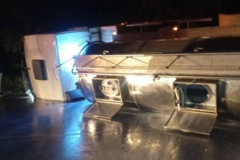 Caminhão-tanque carregado com leite tomba na RS-155 em Nova Ramada