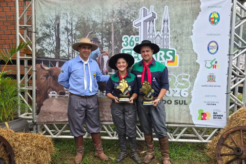 A gente dava boneca, mas ela preferia laçar’, diz pai que venceu festa campeira em dupla com filha no RS