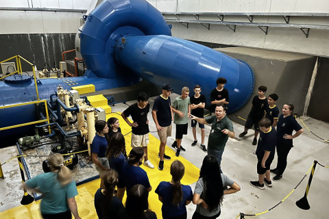 ATIVIDADE COM ESCOLAS DE AUGUSTO PESTANA NA PCH IJUÍ CENTENÁRIA ABRE CALENDÁRIO DE VISITAS NAS USINAS