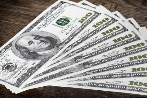 Dólar cai pelo sexto dia e segue abaixo de R$ 5