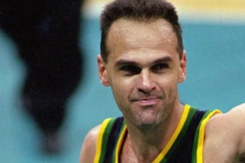 Morre Oscar Schmidt, lenda do basquete, aos 68 anos de idade.