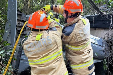 ATUALIZAÇÃO: Carreta carregada com arroz sai da pista e despenca em ribanceira na BR-285, em Panambi