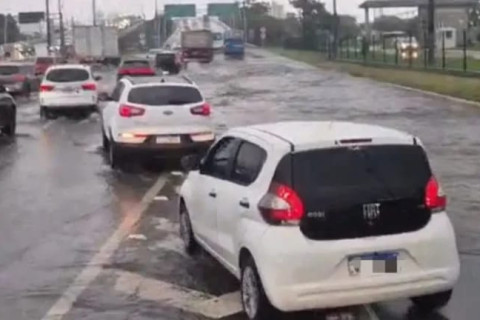 Chuva transforma ruas em rios, morros em cachoeiras e causa alagamentos em SC