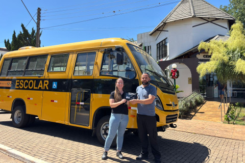 Prefeitura de Augusto Pestana e Secretaria de Educação recebem novo ônibus escolar pelo Novo PAC