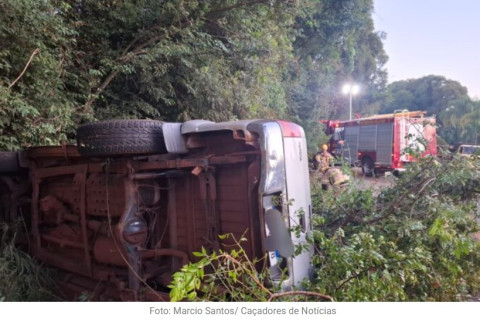 Caminhonete capota na ERS-155 em Ijuí após colidir em árvore